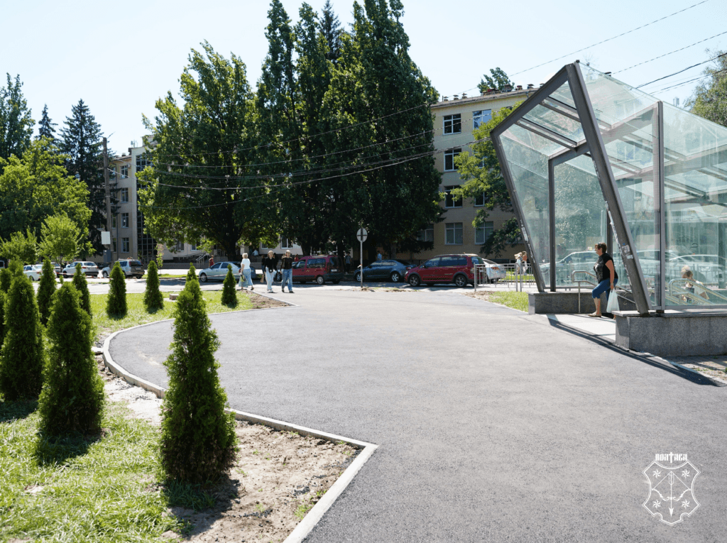 У Полтаві тривають оновлюють фасад будівлі поже...
