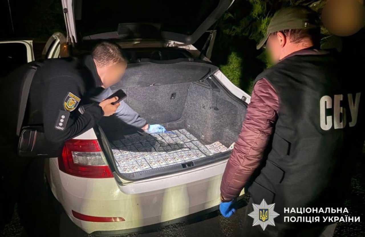 Обшуки в затриманого на хабарі