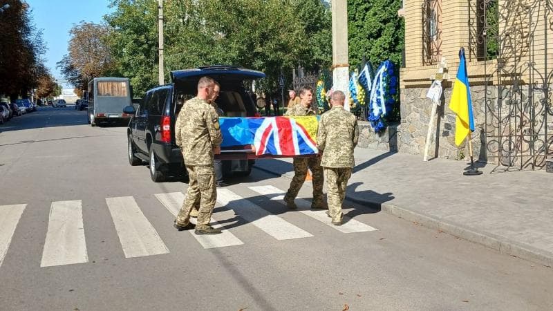 Кременчук попрощався із полеглим захисником Ігорем Кравченком 18 вересня земляки провели в останню путь 37-річного захисника, пише «Кременчуцька газета». Понад півтора року воїн вважався зниклим безвісти за особливих обставин, а родина до останнього жила вірою, що він перебуває в російському полоні.Кременчук попрощався із полеглим захисником Ігорем Кравченком 18 вересня земляки провели в останню путь 37-річного захисника, пише «Кременчуцька газета». Понад півтора року воїн вважався зниклим безвісти за особливих обставин, а родина до останнього жила вірою, що він перебуває в російському полоні.