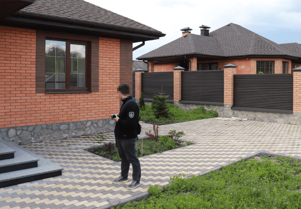 Маєтки на родичів і мільйони поза деклараціями:...