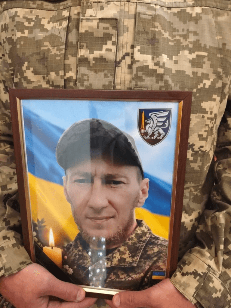 Навіки в строю: у Полтаві попрощалися зі снайпе...