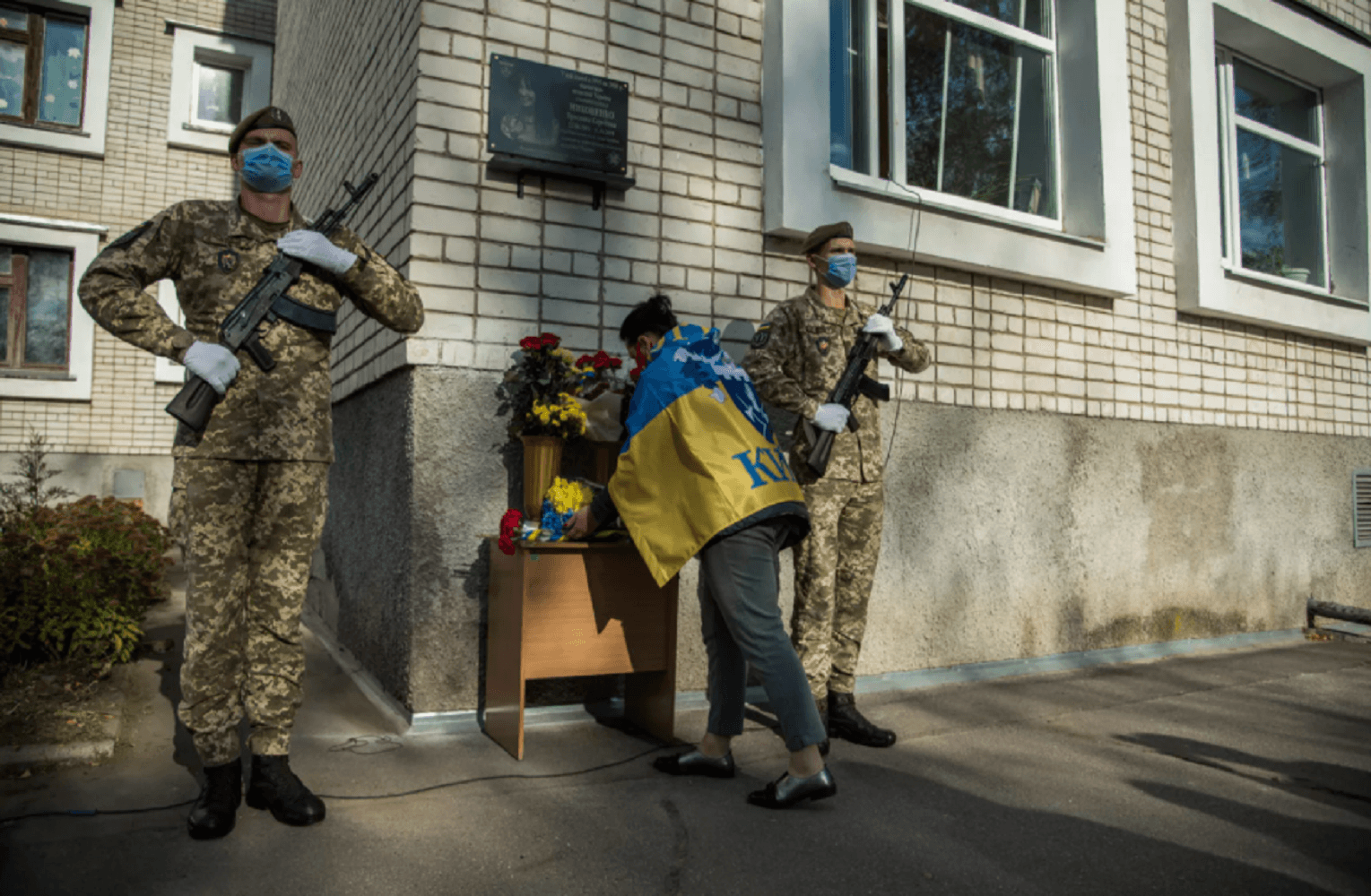 Відкриття меморіальної дошки Ярославі Никоненко (Фото – np.pl.ua)