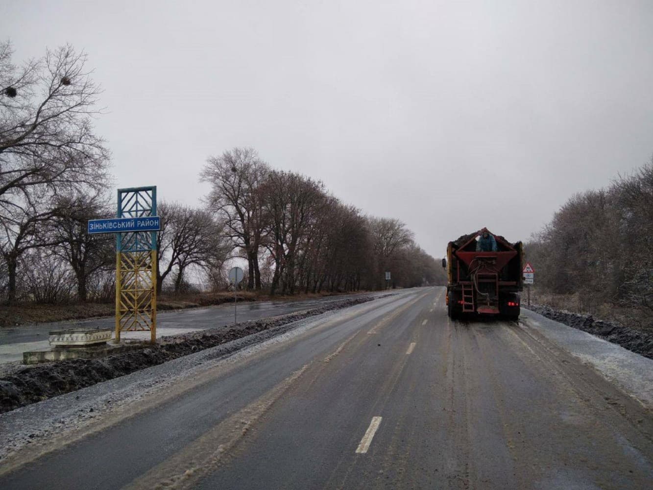 На місцевих дорогах області задіяно 63 техніки