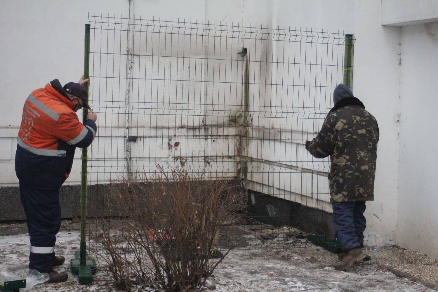 Навколо будівлі екскінотеатру Котляревського розпочали встановлювати огорожу