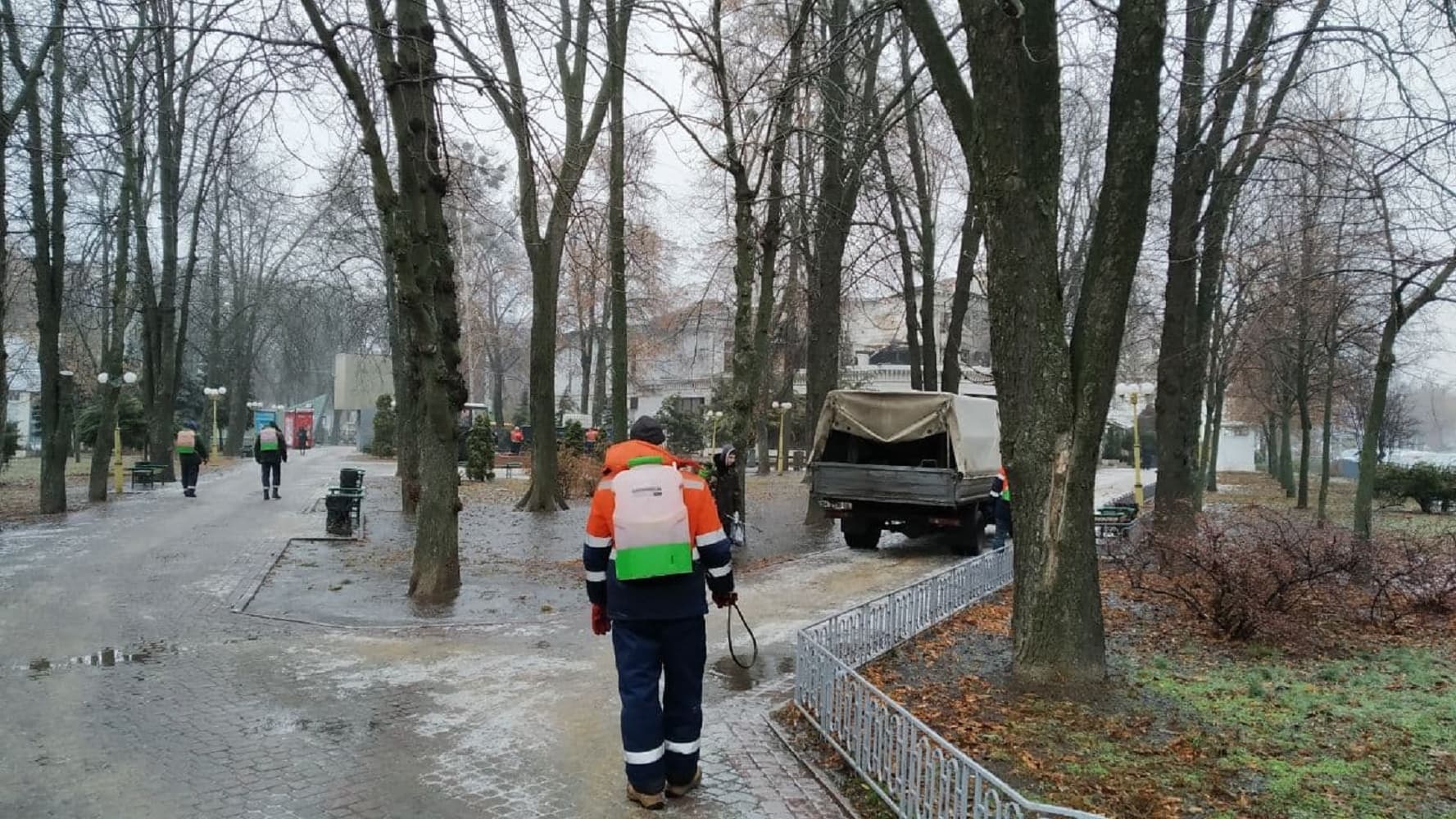Працівники підприємства «Декоративні культури» обробляють пішохідні зони міста