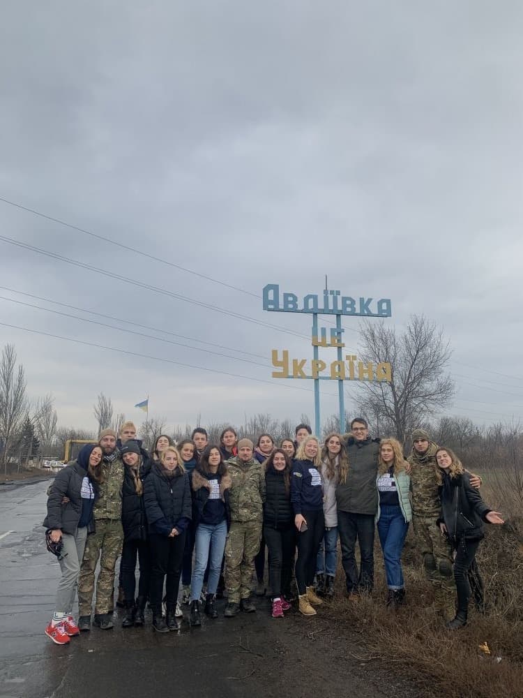 Створені полтавцями святкові пряники відвезли бійцям в Авдіївку