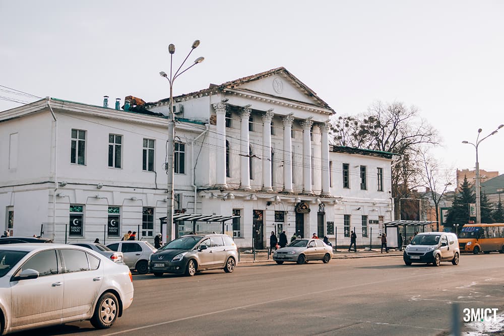 На одній з будівель ансамблю Круглої площі планують встановити меморіальну дошку українській вишивальниці