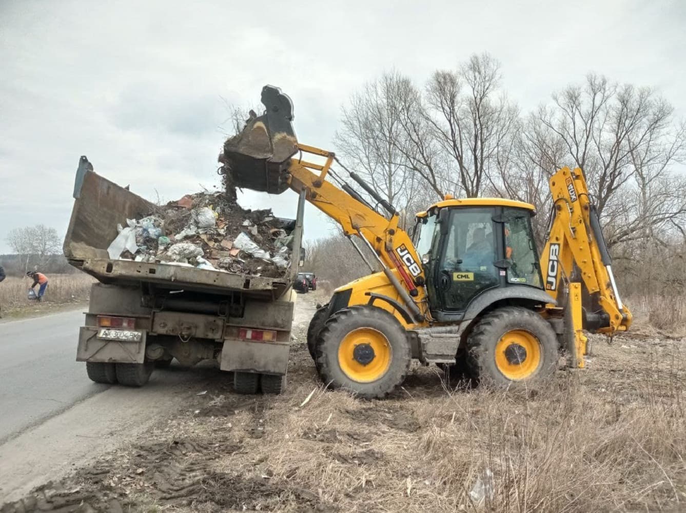 Прибирання стихійного сміттєзвалища у селищі Лісок