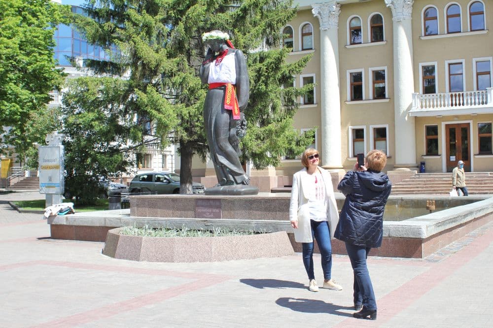 Минулого року до Дня вишиванки пам’ятники «одягнули» у сорочки