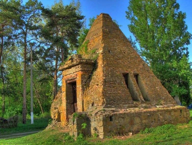 Піраміда Закревських (Джерело - tamtour.com.ua)
