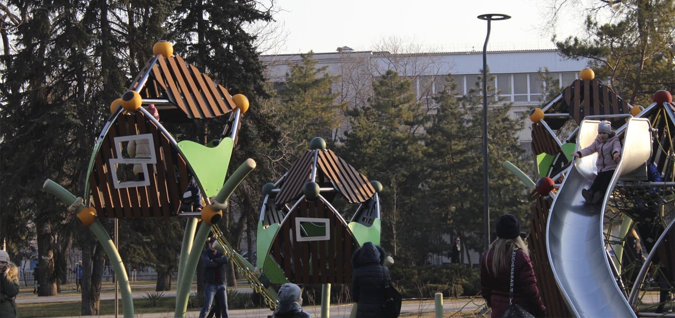 Оновлений дитячий майданчик