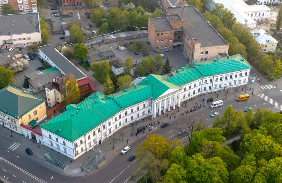 Будівля на вул. Соборності, 33 розташована ззаду Головпоштампу