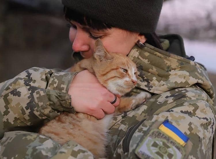 Українська захисниця з котом
