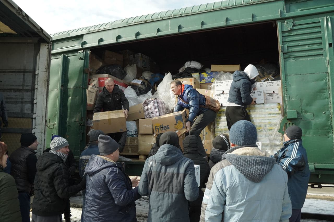 Розвантаження гуманітарної допомоги з західної України