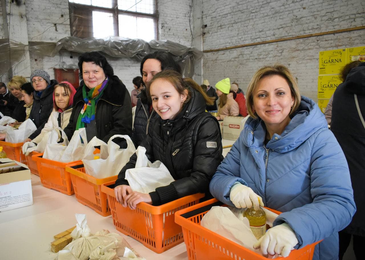 Волонтери, які збирають продуктові набори
