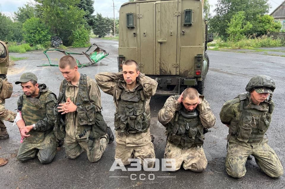 Росмійські військові і мобілізований у «ДНР» у полоні. Ілюстративне фото