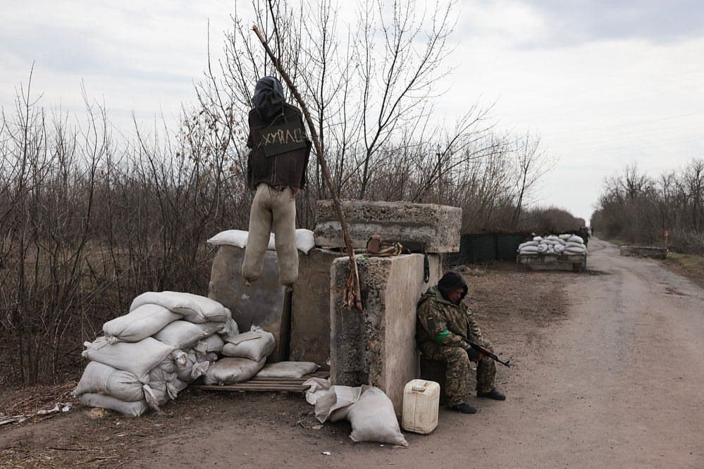 Повішене опудало путіна, висить на блокпосту вздовж лінії фронту, обличчям до окупованого росією міста Ізюма. Барвінкове, квітень 2022 року