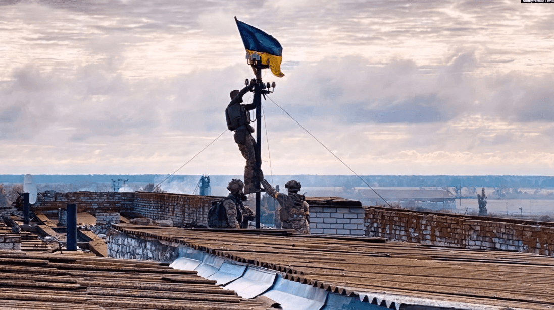 Українські бійці встановлюють прапор України у звільненому селищі міського типу Висококопіллі на Херсонщині