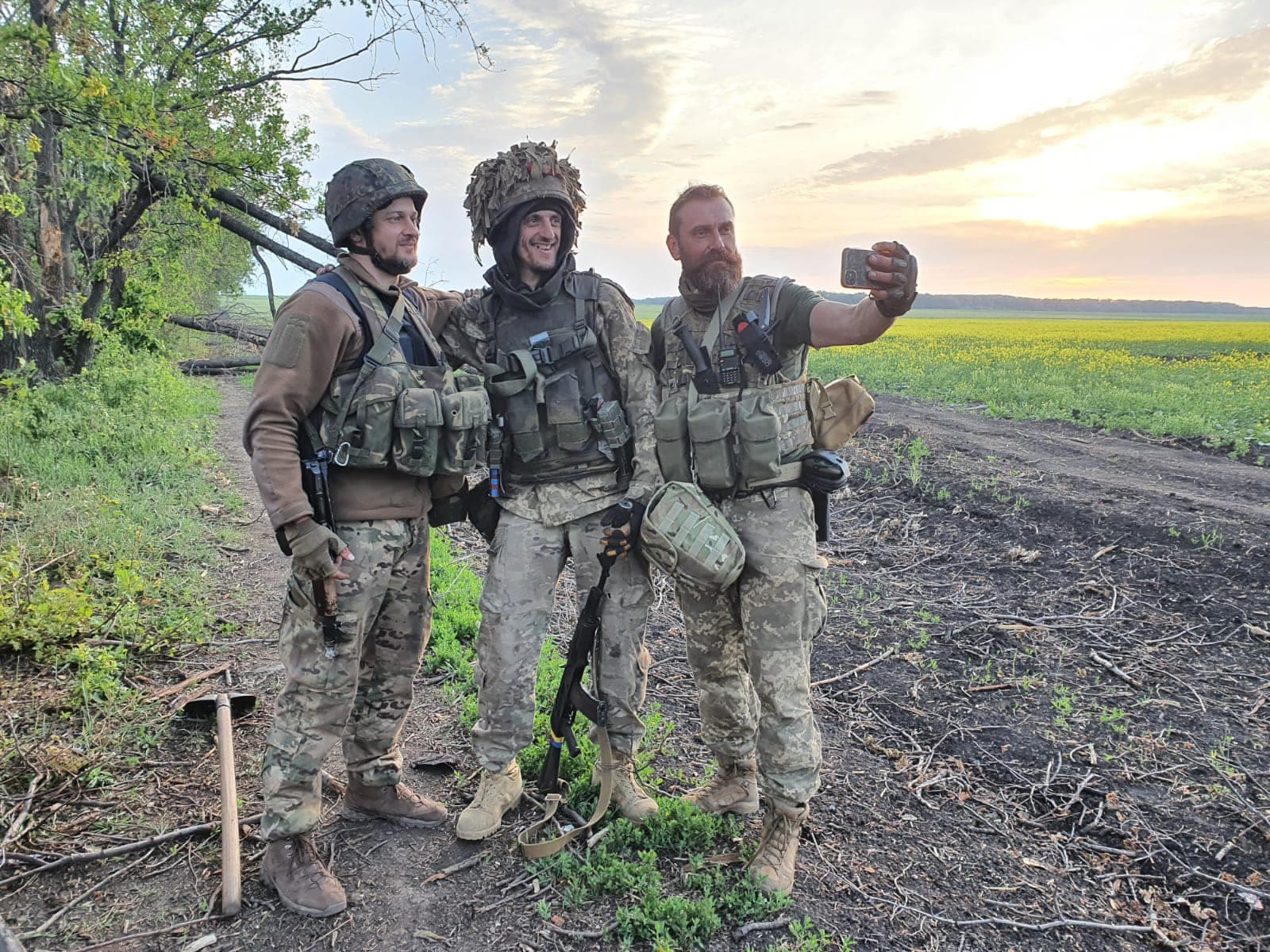 Оксен Лісовий фотогрп=афується з побратимами