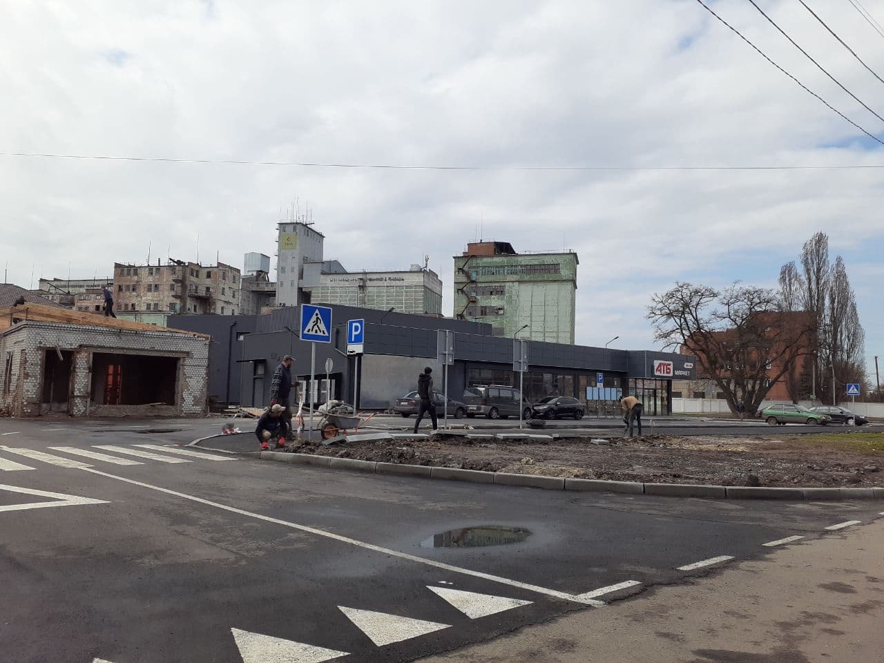 Біля Полтавського фарфорового заводу