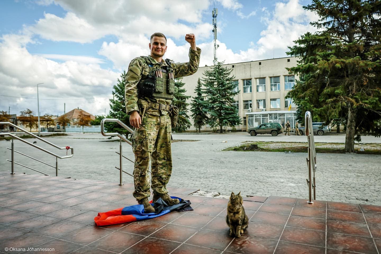 Український солдат витирає ноги об прапір «ДНР». Ілюстрація