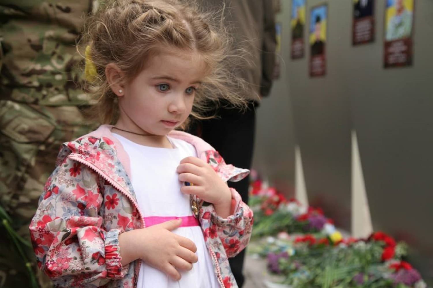 Донька загиблого у 2014 році воїна Андрія Матвієнка тримає нагороду батька на відкритті Алеї слави в Кіровограді. Ілюстративне фото