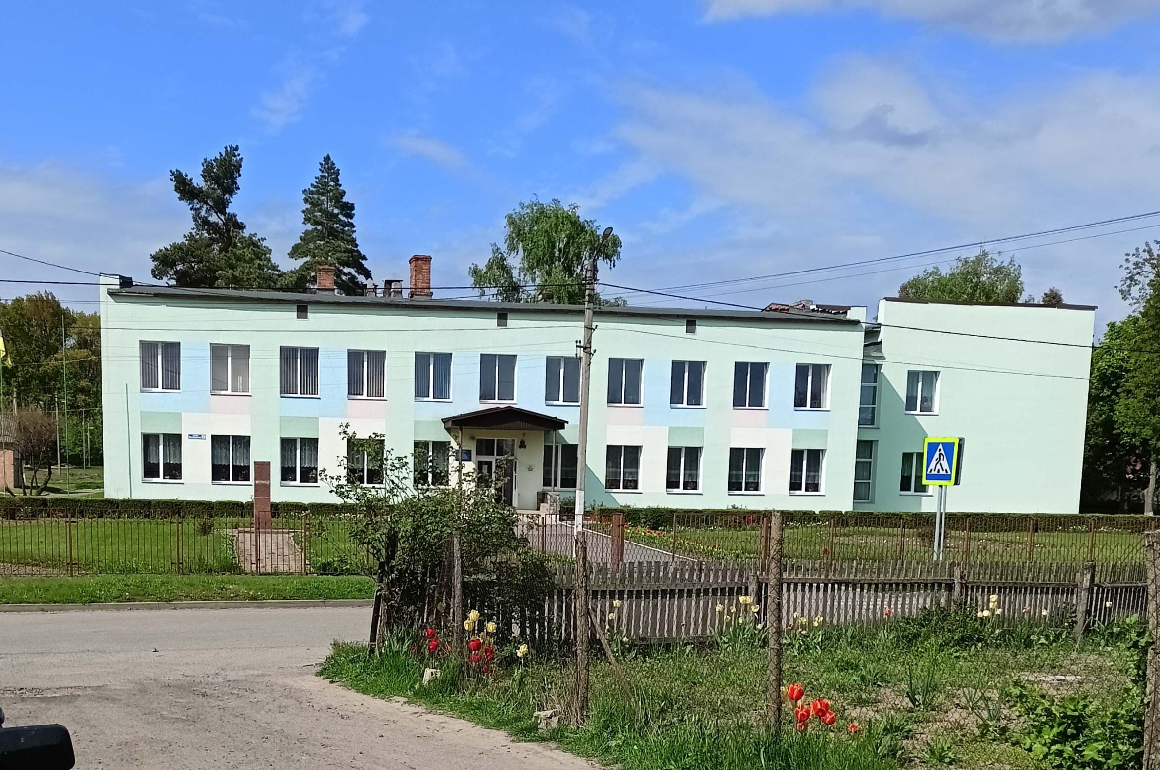 Ліцей, на території якого стояв пам’ятник Ленізі Бугорській
