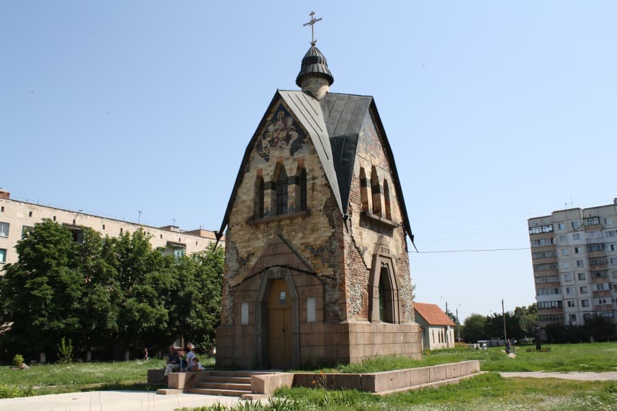 Каплиця Святого великомученика Юрія Переможця. Неподалік розташована вул. Вільямса