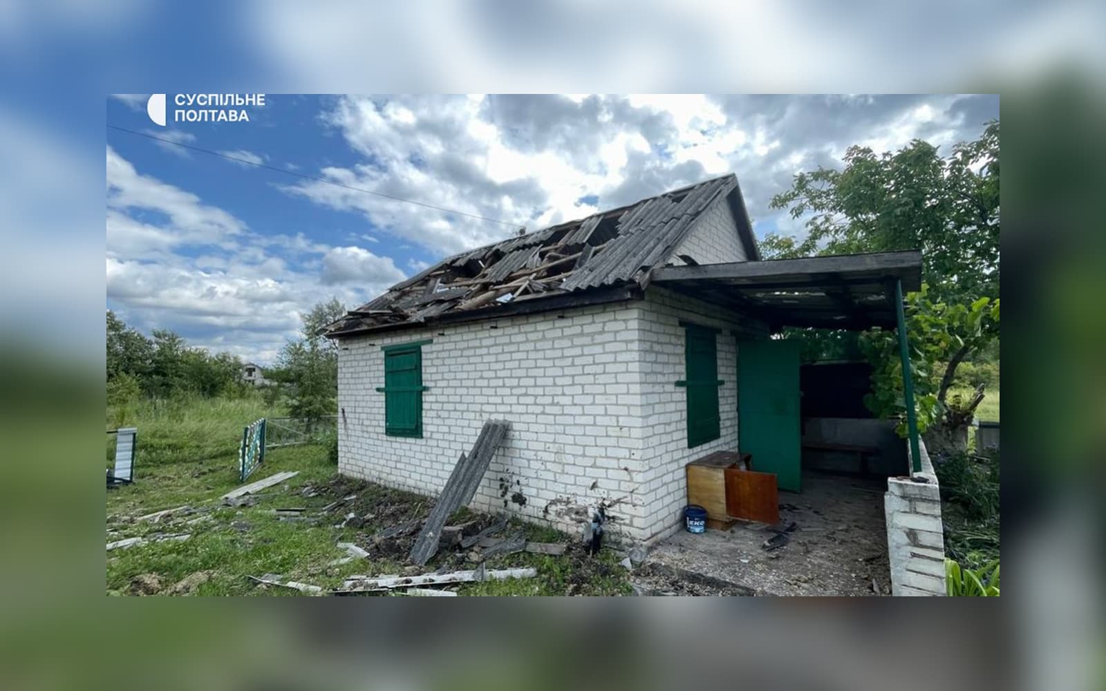 Пошкоджений будинок поблизу Кременчука