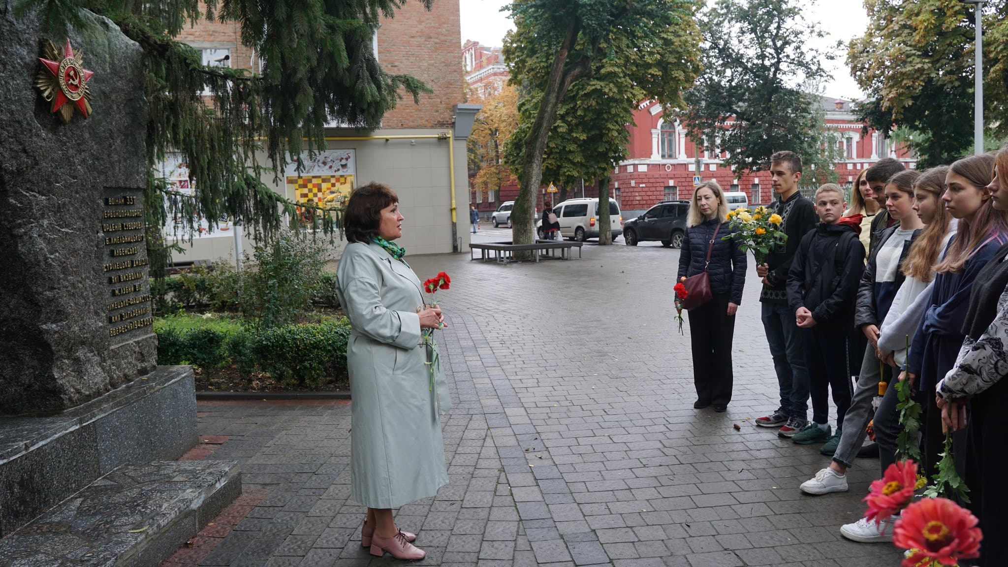 Покладання квітів у Лубнах до радянського пам’ятника
