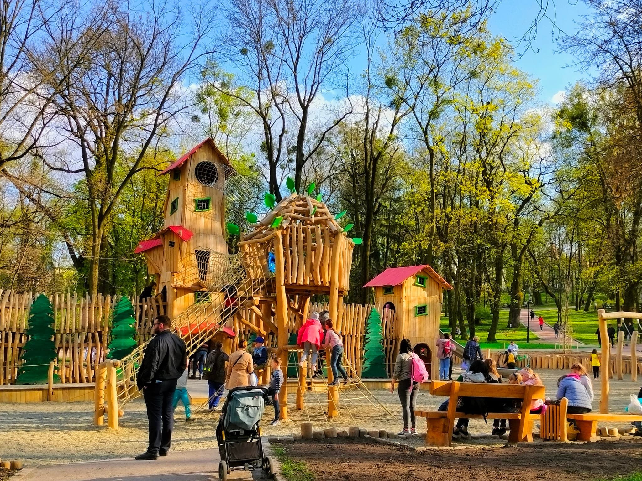Дитячий майданчик у центрі Львова