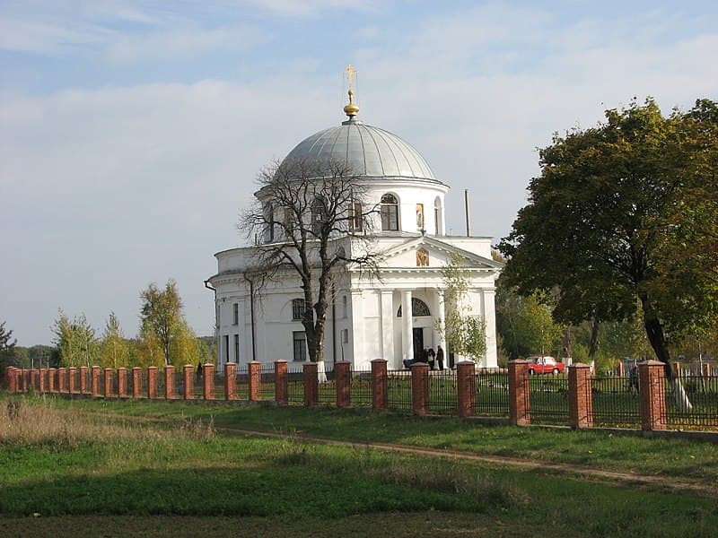 Миколаївська церквау межах парку