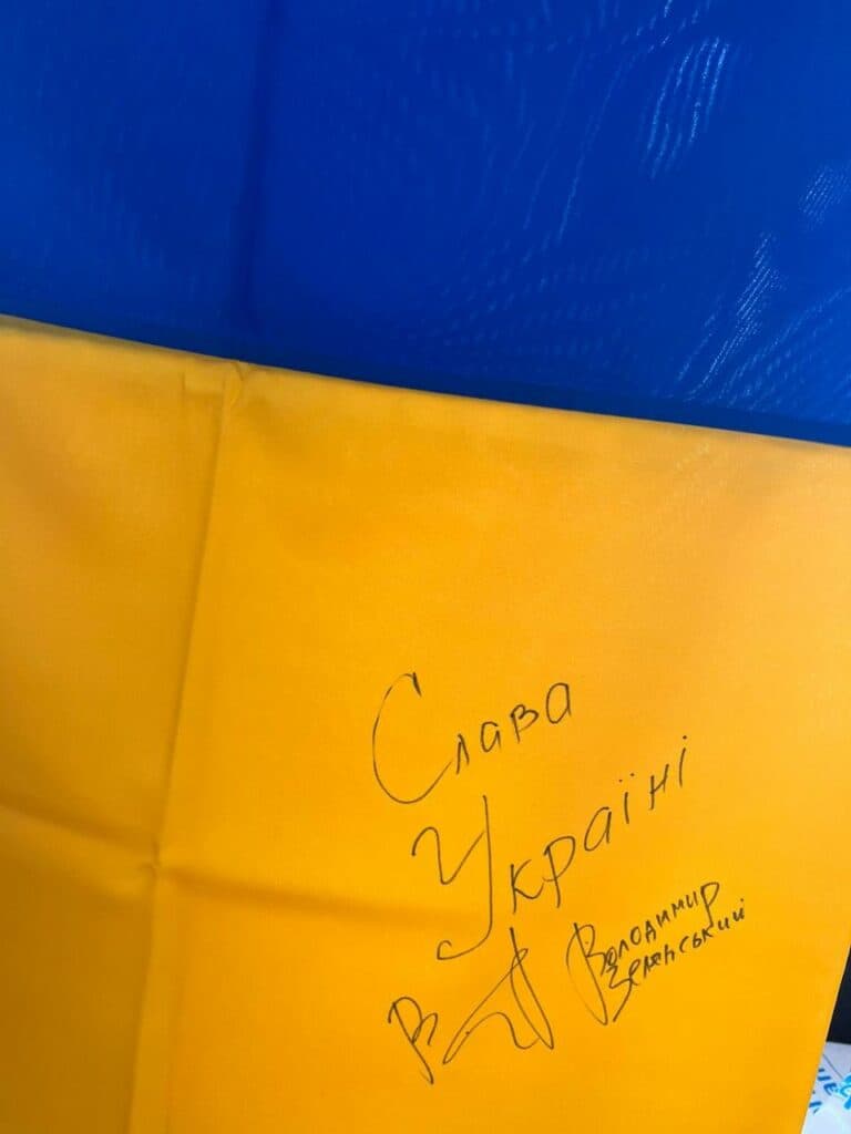 Прапор України з підписом Президента