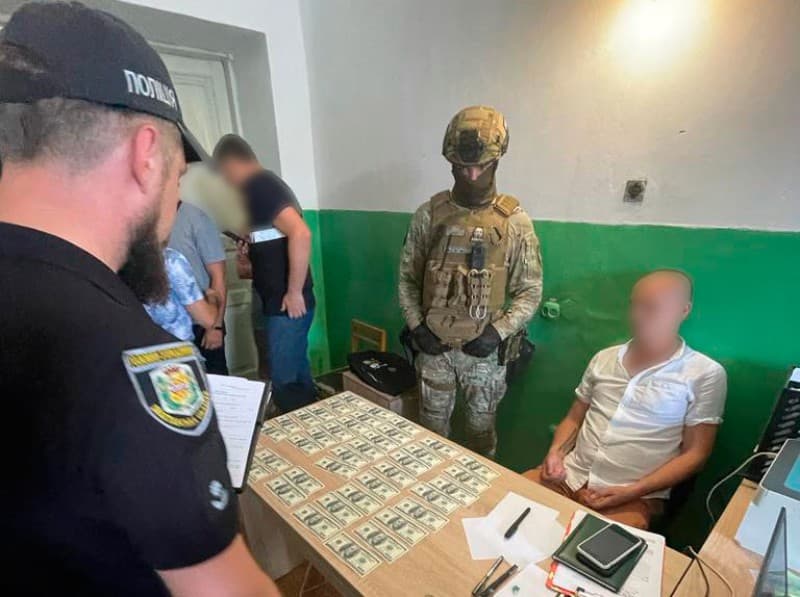 Затриманий на хабарі член ВЛК на Полтавщині