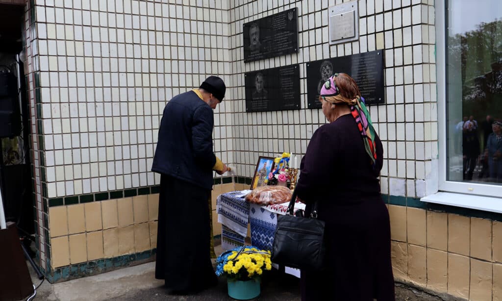 Пам'яті батька відкрили меморіальну дошку