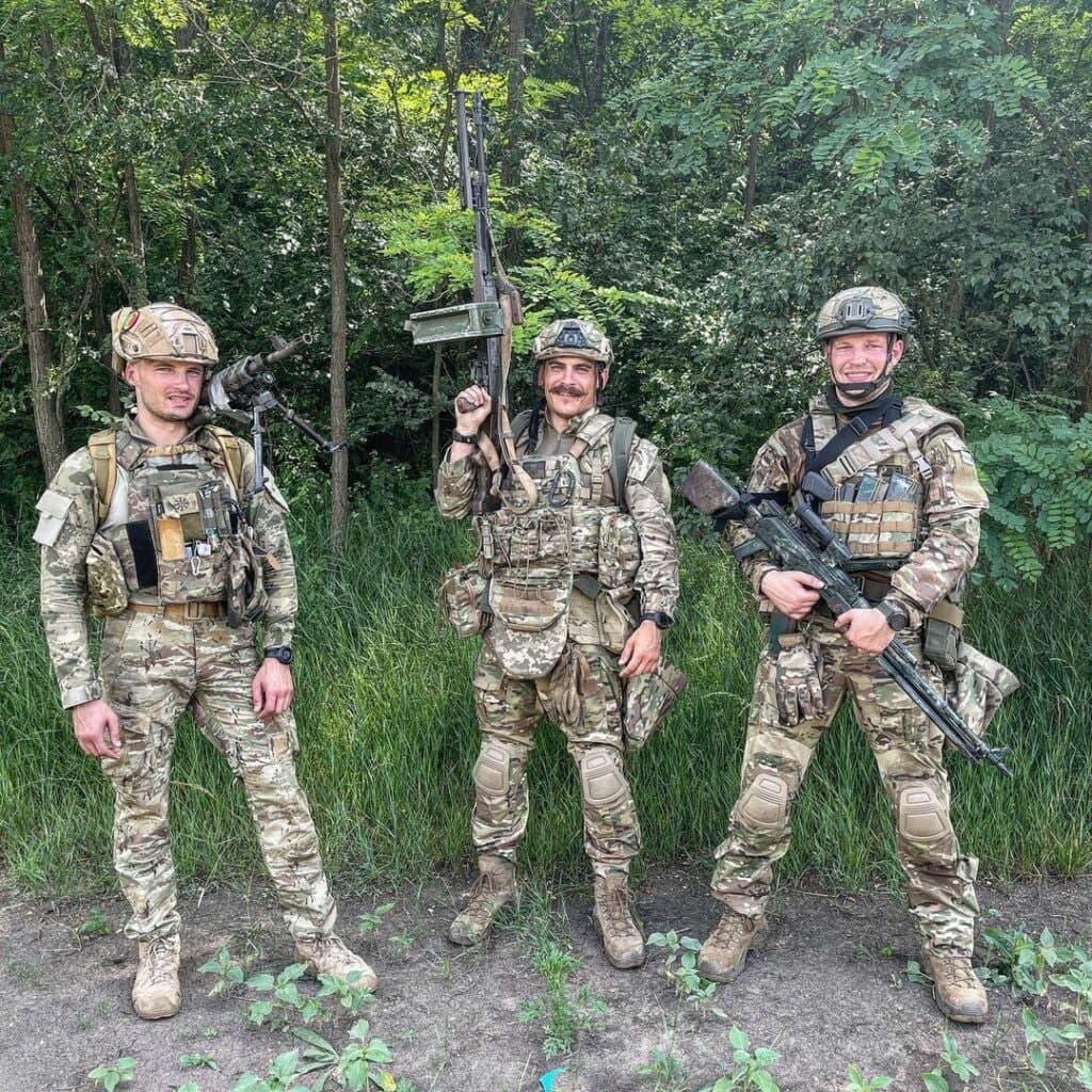 Євгеній Брах «Малі» з побратимами «Янкі» та «Безсмертним»