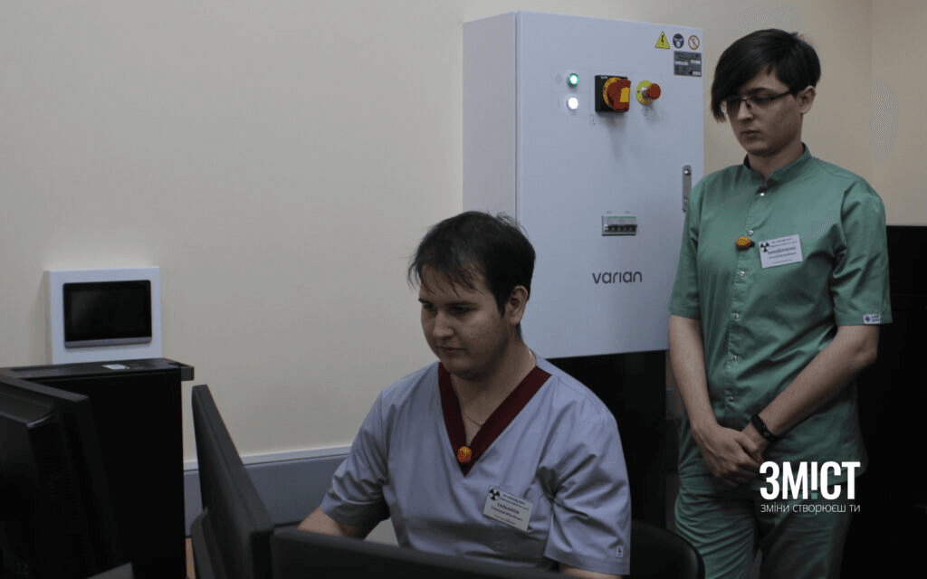 Інженери-радіологи, які керують роботою лінійного прискорювача в полтавському онкодиспансері