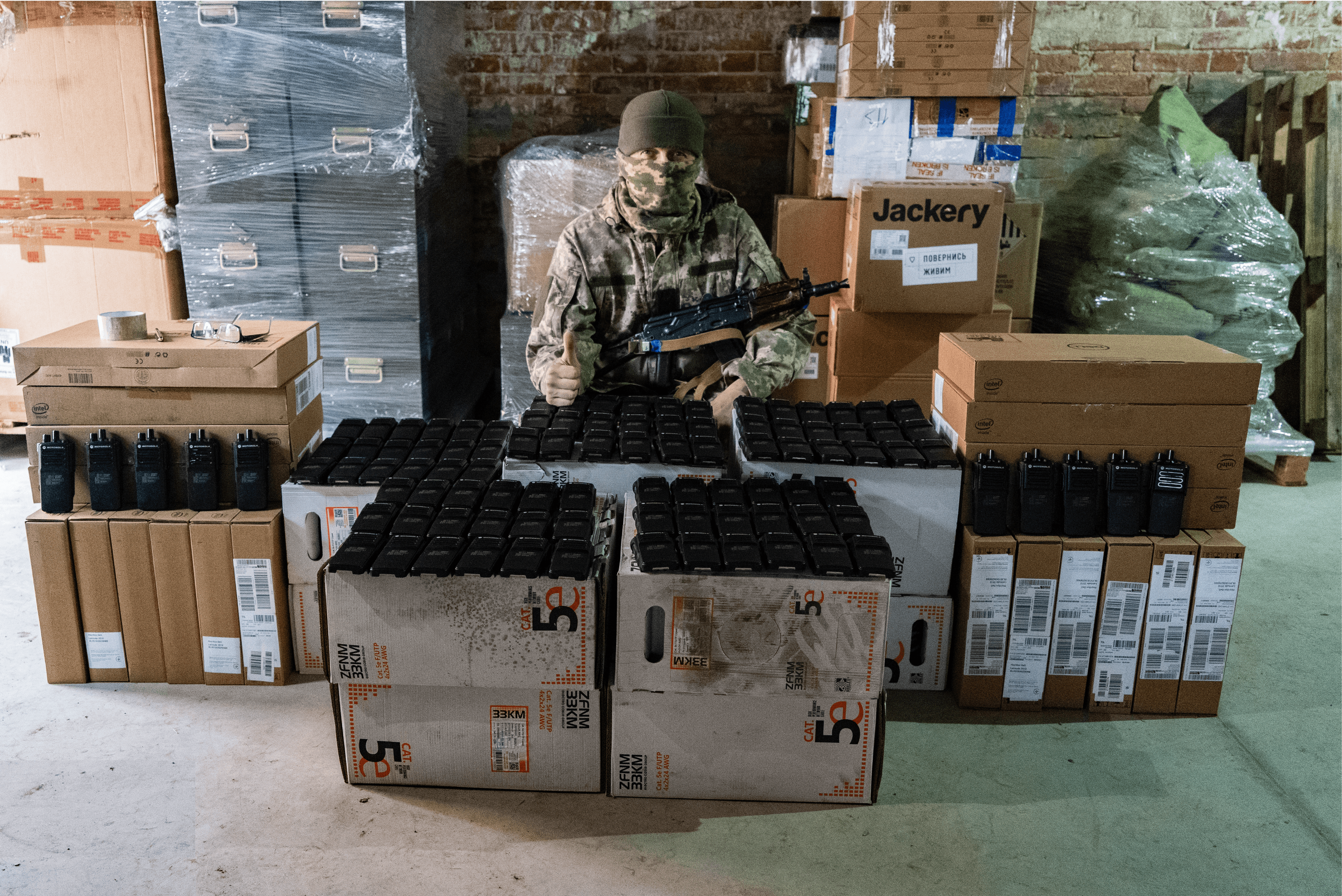 Воїн 46 бригади зі спорядженням