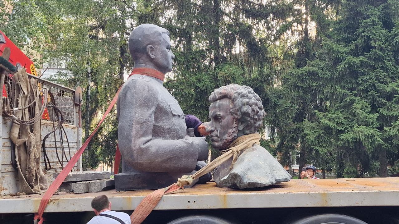 Знесені пам’ятники Пушкіну й Ватутіну в Полтаві