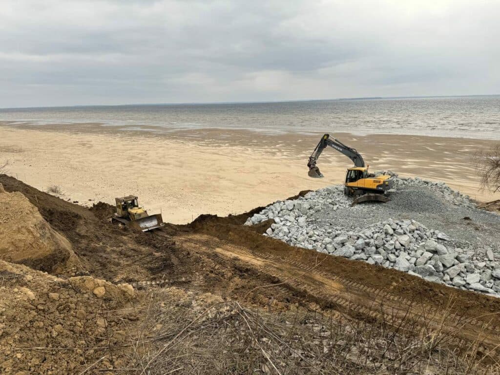 Деякі з цікавих фактів про Кременчуцьке водосховище: Це одне з найбільших водосховищ в Україні, з площею 2250 квадратних кілометрів. Воно було створене в 1959 році в результаті будівництва Кременчуцької ГЕС. Кременчуцьке водосховище використовується для виробництва електроенергії, зрошення, водопостачання та риболовлі. Це також популярне місце для відпочинку та туризму. Тут можна пішки ходити, їздити на велосипеді, рибалити, кататися на човні та просто насолоджуватися природою. Як дістатися до Кременчуцького водосховища: Воно розташоване в центральній Україні, на території Полтавської, Кіровоградської та Черкаської областей. До Кременчуцького водосховища можна дістатися автобусом, поїздом або автомобілем з багатьох міст України.