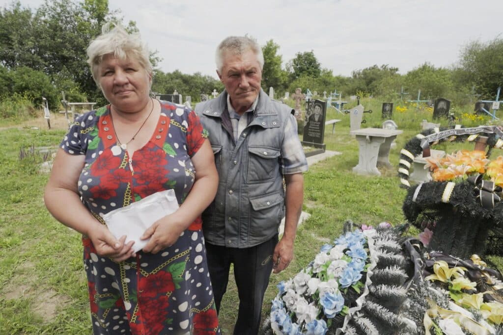 Поховання в Ізюмі описують у стрічці The Grave
