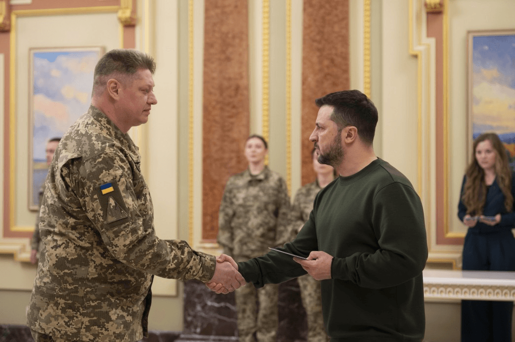 Олександр Мостовий отримує сертифікат на житло з рук Президента України