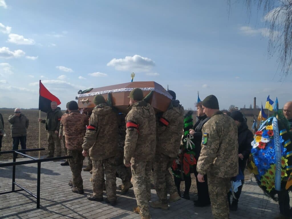 воїн Микола Колісник на щиті