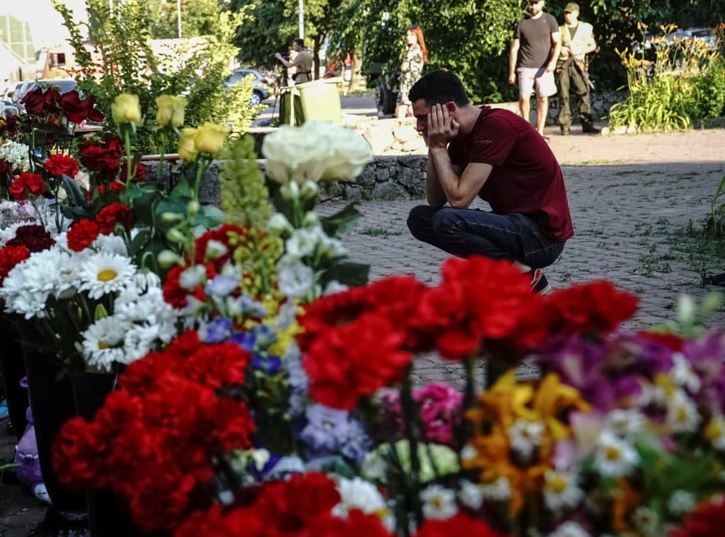 Меморіал біля «Амстору» в Кременчуці, який ворог обстріляв 27 червня 2022 року