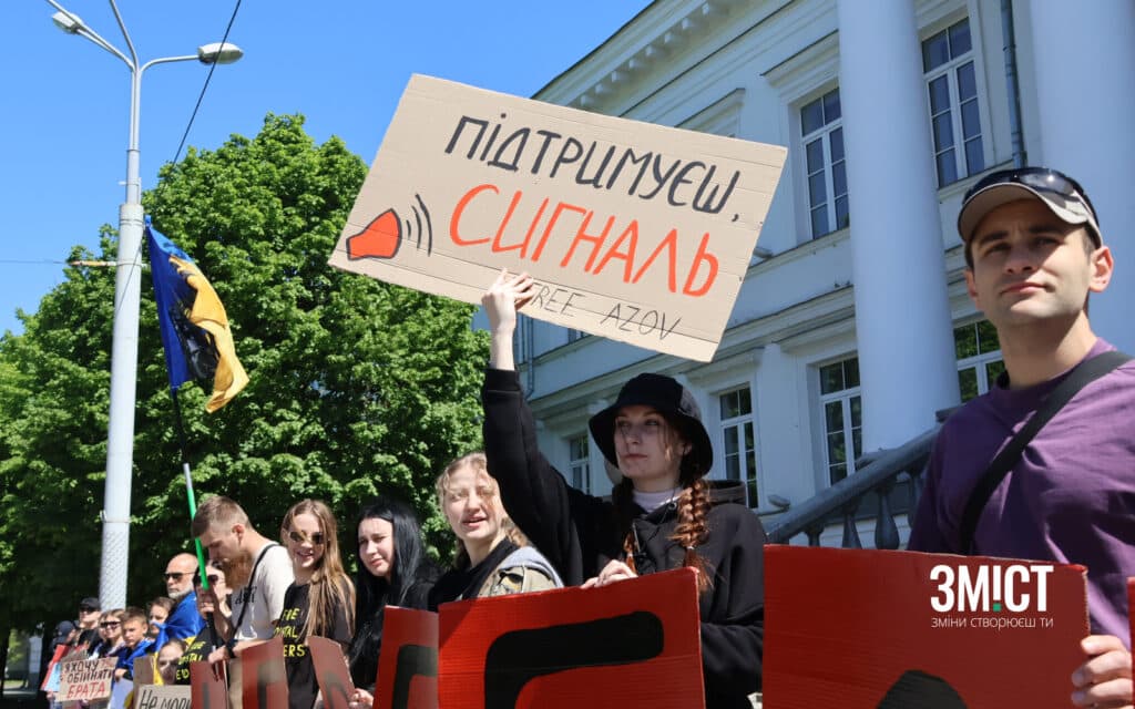 Підтримуєш? Сигналь. Учасниця акції закликає водіїв долучатися