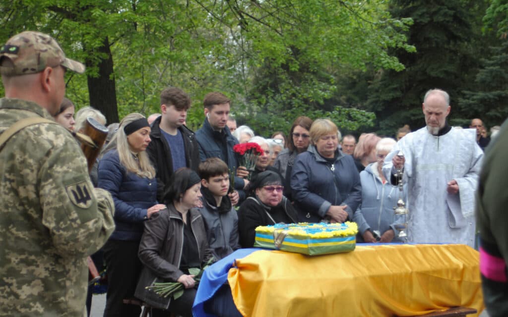 Родина проводить у вічність полеглого героя. 16 квітня, Полтава
