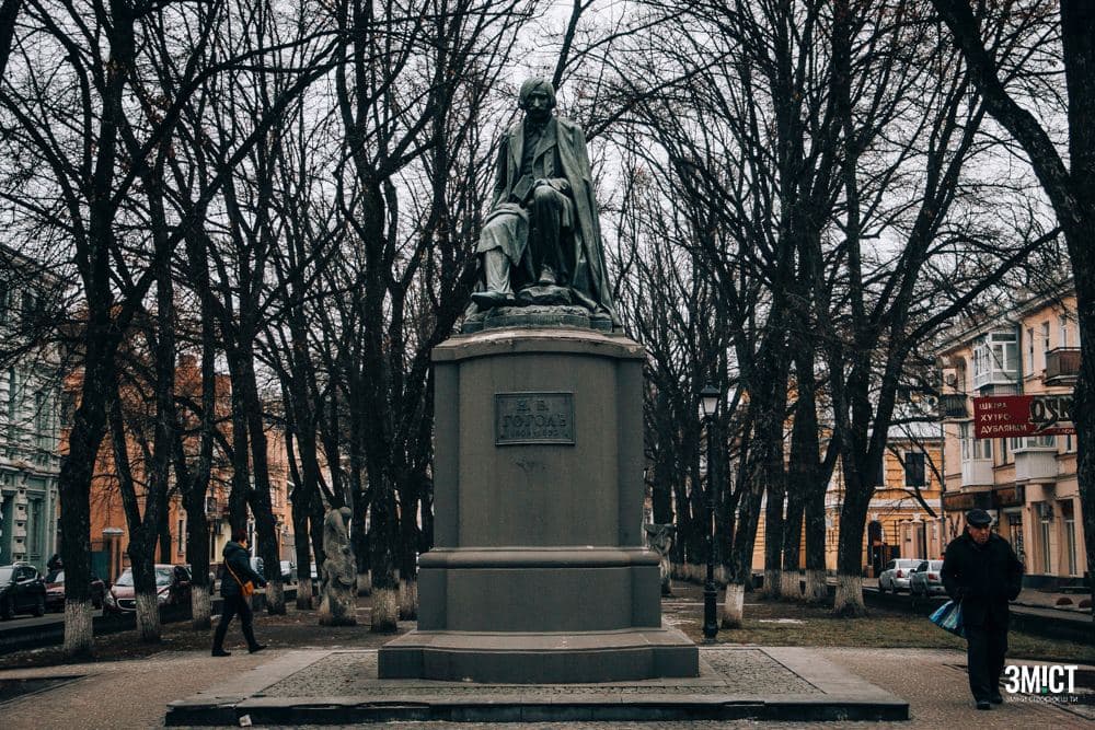 Памʼятник Миколі Гоголю. Ремонт памʼятників у Полтаві