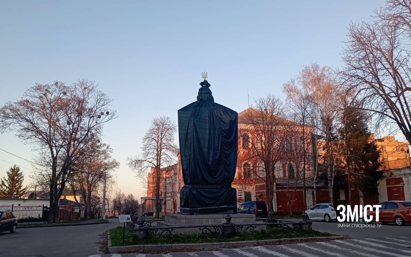 Огорнутий полотном пам’ятник на місці відпочинку Петра І в Полтаві