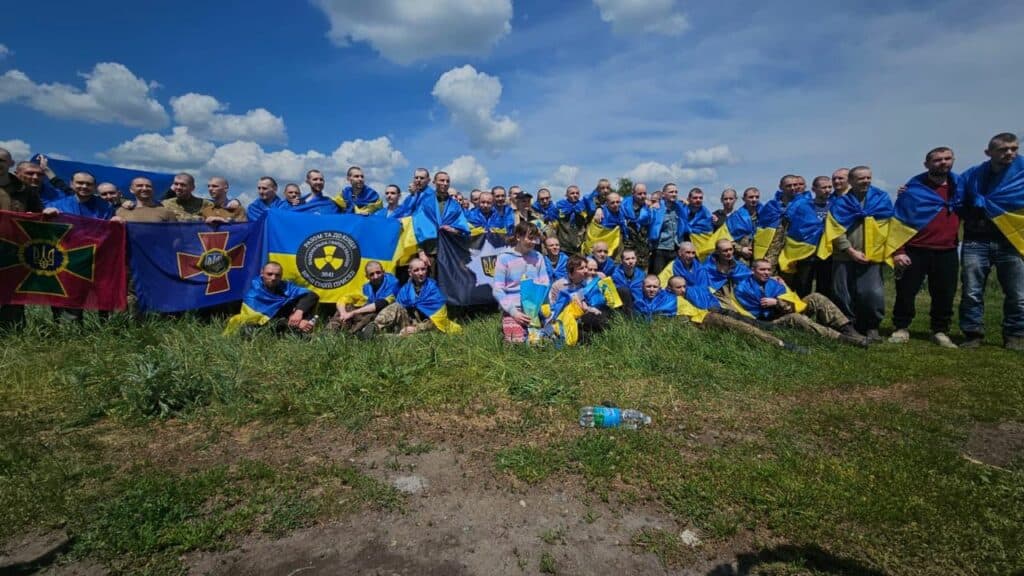 Оборонці Маріуполя, Зміїного та ЧАЕС. Україна повернула 75 людей із російського полону