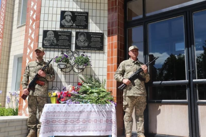 Меморіальна дошка Олександрові Шевченку.
